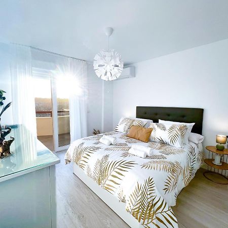 Apartamento A 900 M De La Playa Y Con Vistas Al Mar En Фуeнхирола Екстериор снимка