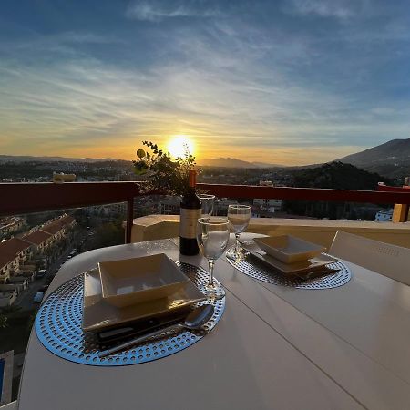 Apartamento A 900 M De La Playa Y Con Vistas Al Mar En Фуeнхирола Екстериор снимка
