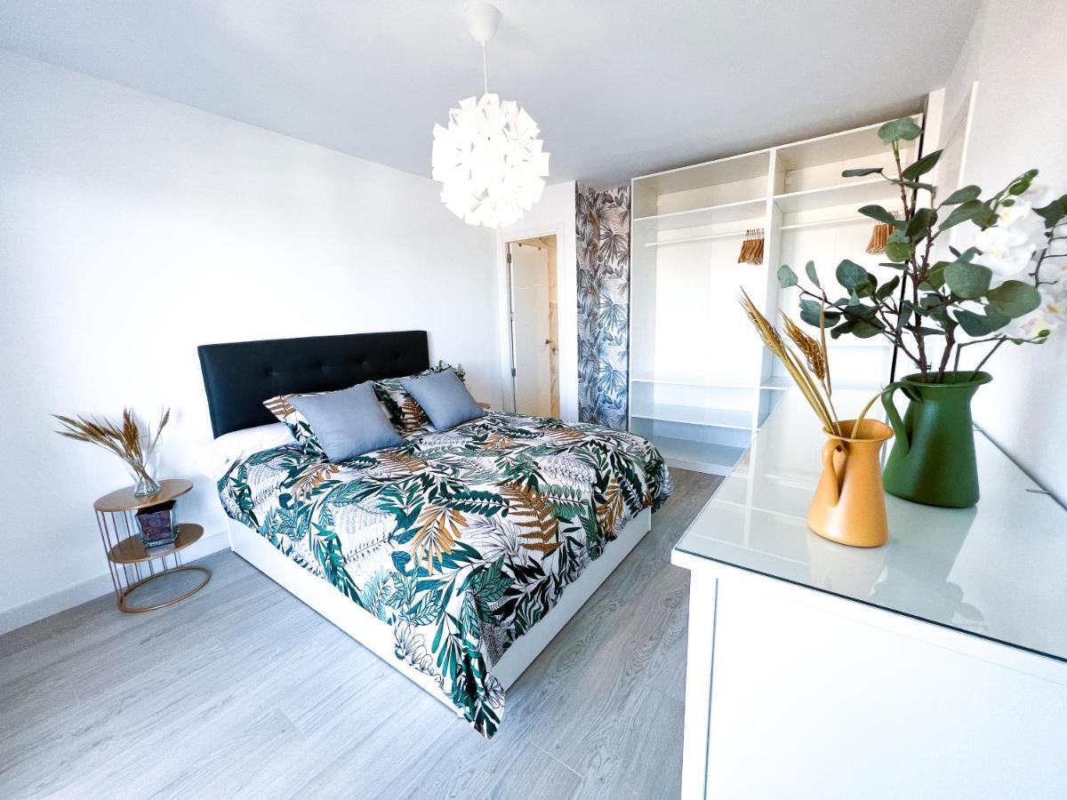 Apartamento A 900 M De La Playa Y Con Vistas Al Mar En Фуeнхирола Екстериор снимка