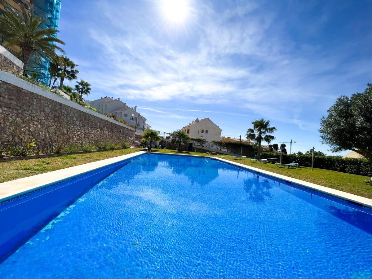 Apartamento A 900 M De La Playa Y Con Vistas Al Mar En Фуeнхирола Екстериор снимка