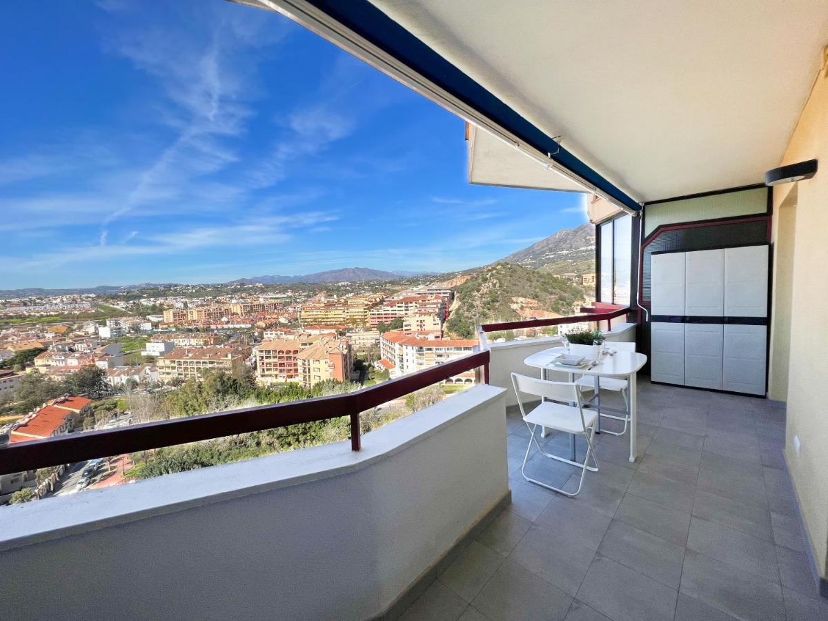Apartamento A 900 M De La Playa Y Con Vistas Al Mar En Фуeнхирола Екстериор снимка