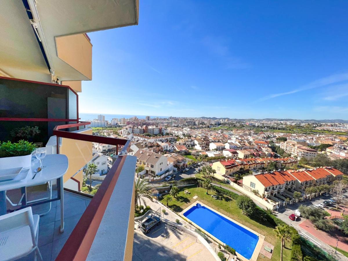 Apartamento A 900 M De La Playa Y Con Vistas Al Mar En Фуeнхирола Екстериор снимка