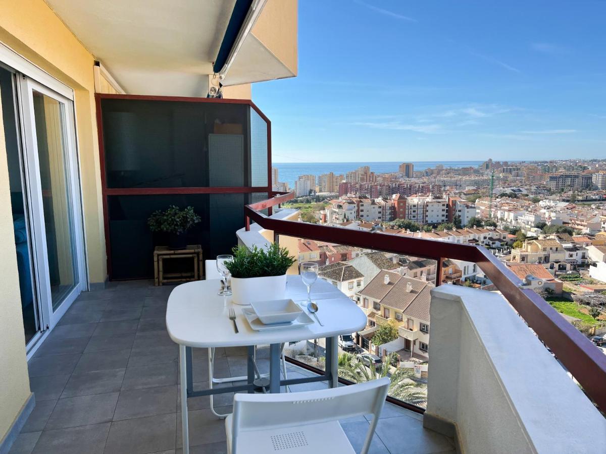 Apartamento A 900 M De La Playa Y Con Vistas Al Mar En Фуeнхирола Екстериор снимка
