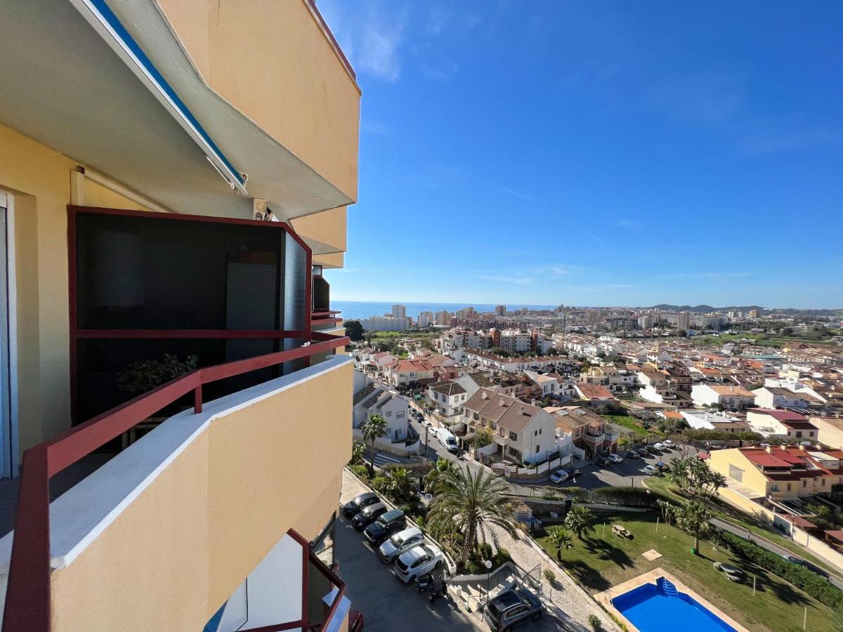 Apartamento A 900 M De La Playa Y Con Vistas Al Mar En Фуeнхирола Екстериор снимка