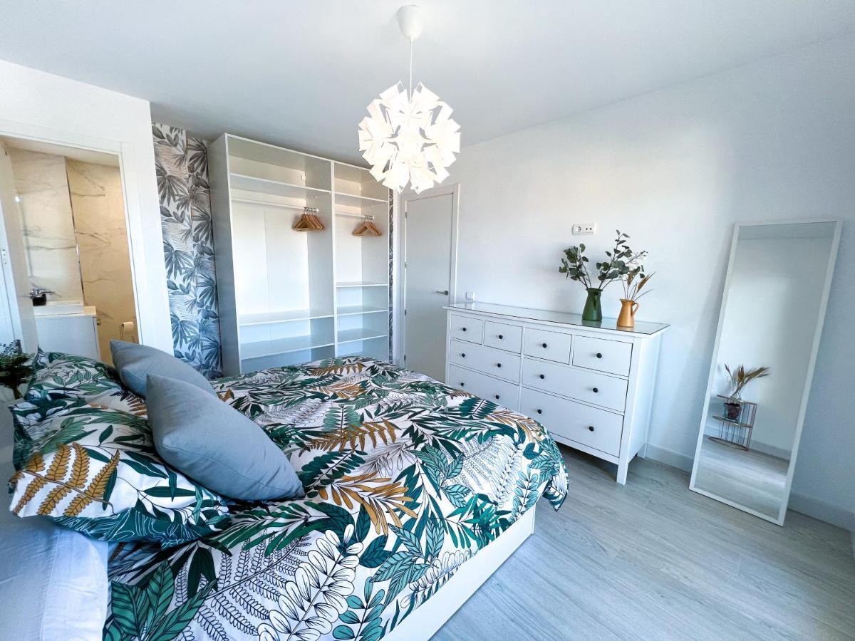 Apartamento A 900 M De La Playa Y Con Vistas Al Mar En Фуeнхирола Екстериор снимка