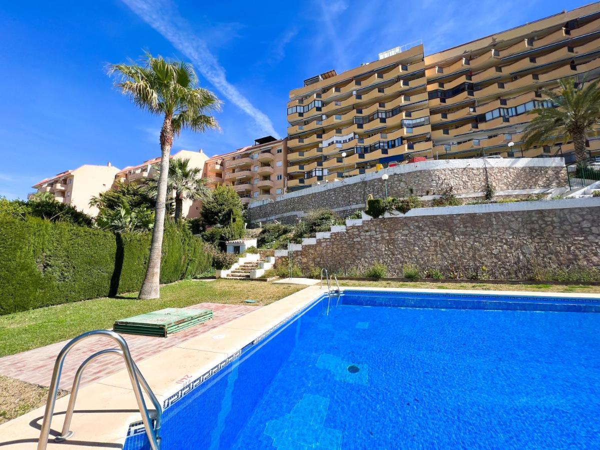 Apartamento A 900 M De La Playa Y Con Vistas Al Mar En Фуeнхирола Екстериор снимка