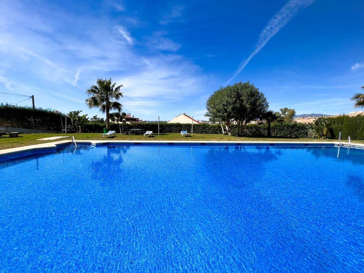Apartamento A 900 M De La Playa Y Con Vistas Al Mar En Фуeнхирола Екстериор снимка