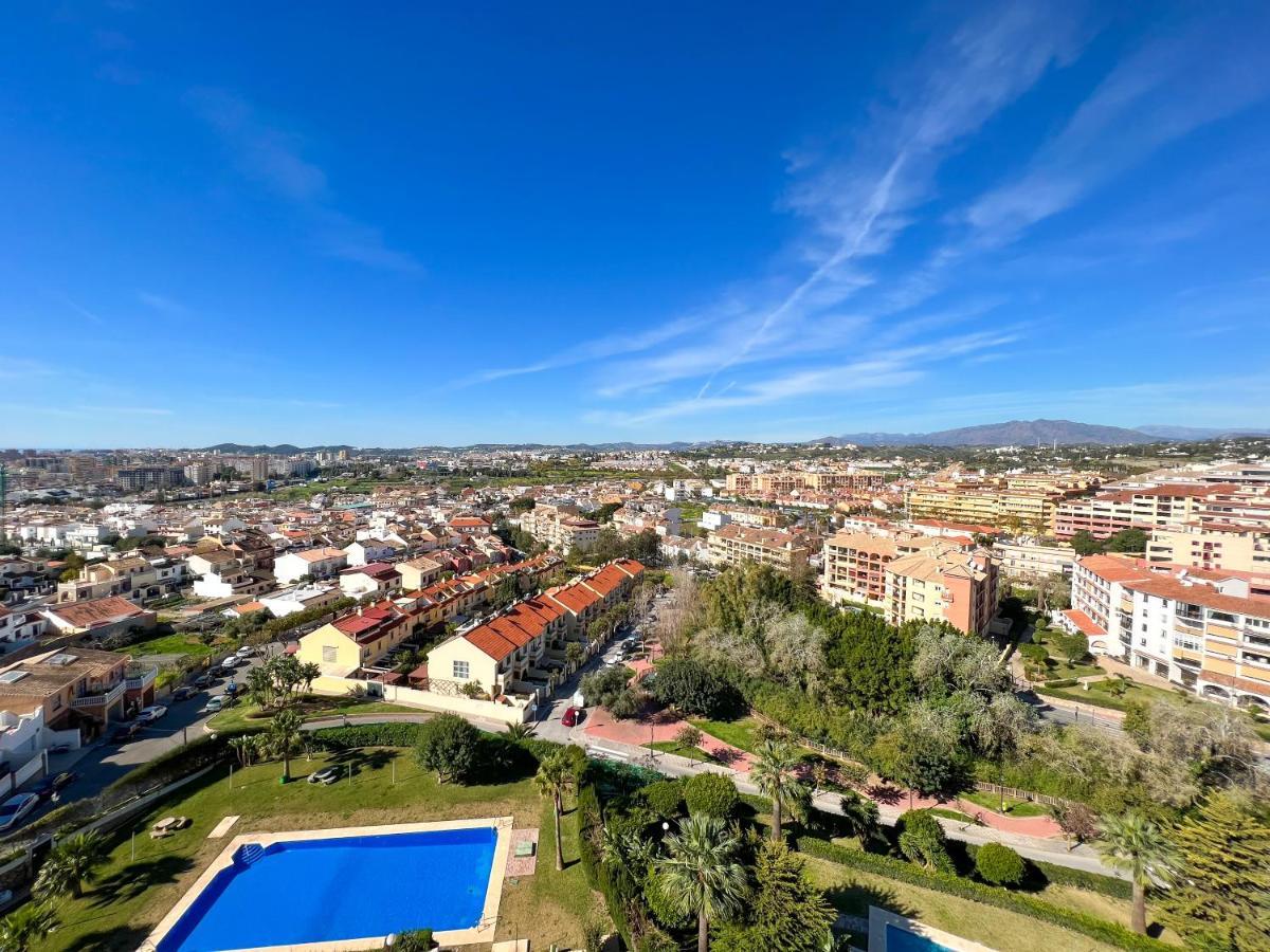 Apartamento A 900 M De La Playa Y Con Vistas Al Mar En Фуeнхирола Екстериор снимка