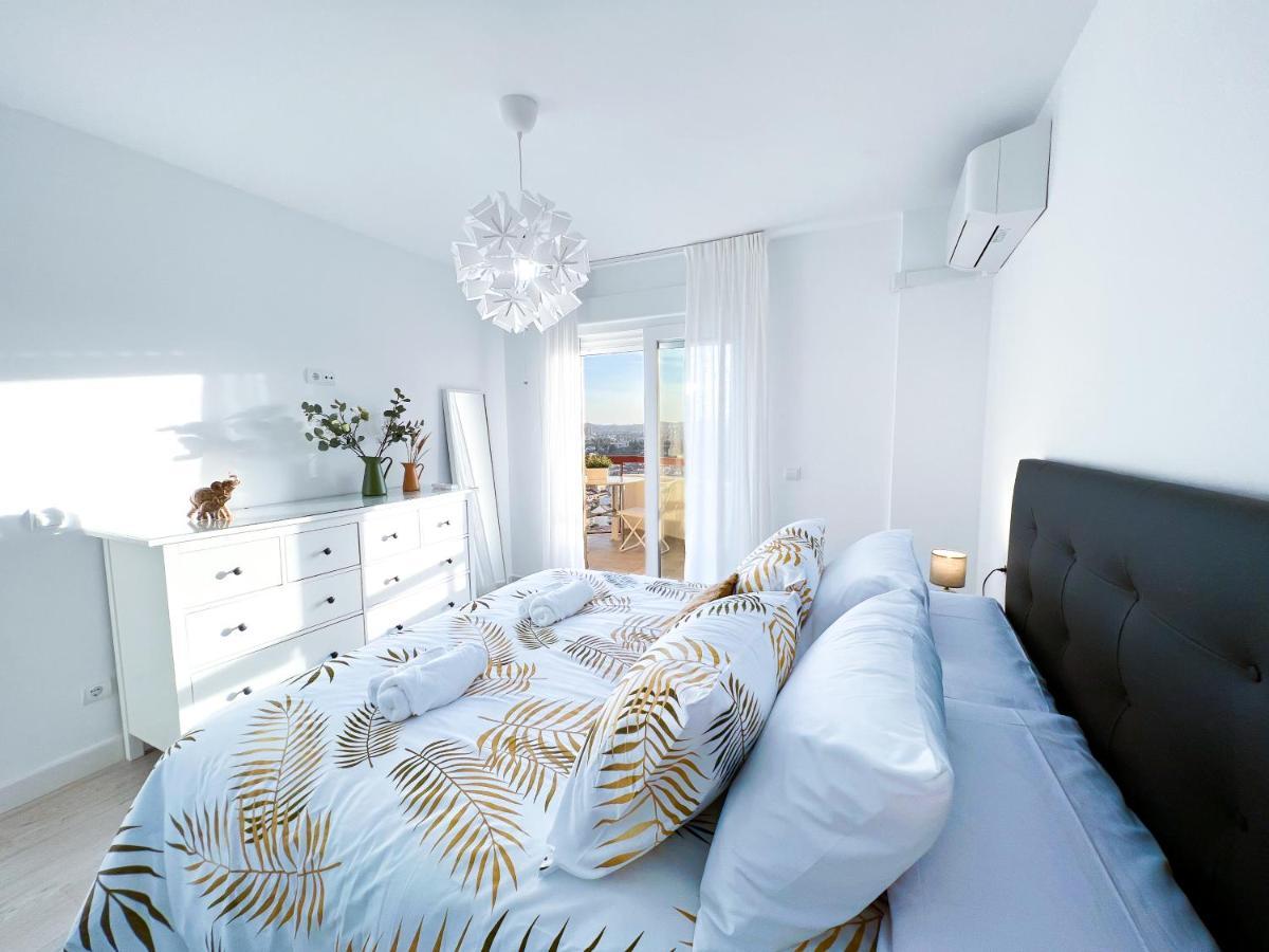 Apartamento A 900 M De La Playa Y Con Vistas Al Mar En Фуeнхирола Екстериор снимка