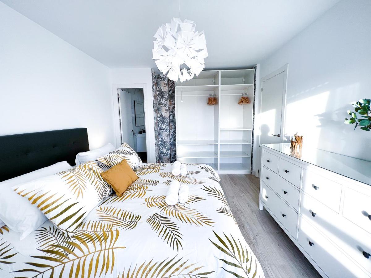 Apartamento A 900 M De La Playa Y Con Vistas Al Mar En Фуeнхирола Екстериор снимка