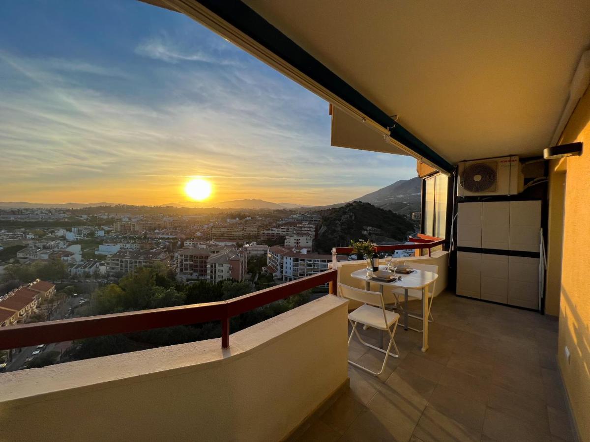 Apartamento A 900 M De La Playa Y Con Vistas Al Mar En Фуeнхирола Екстериор снимка