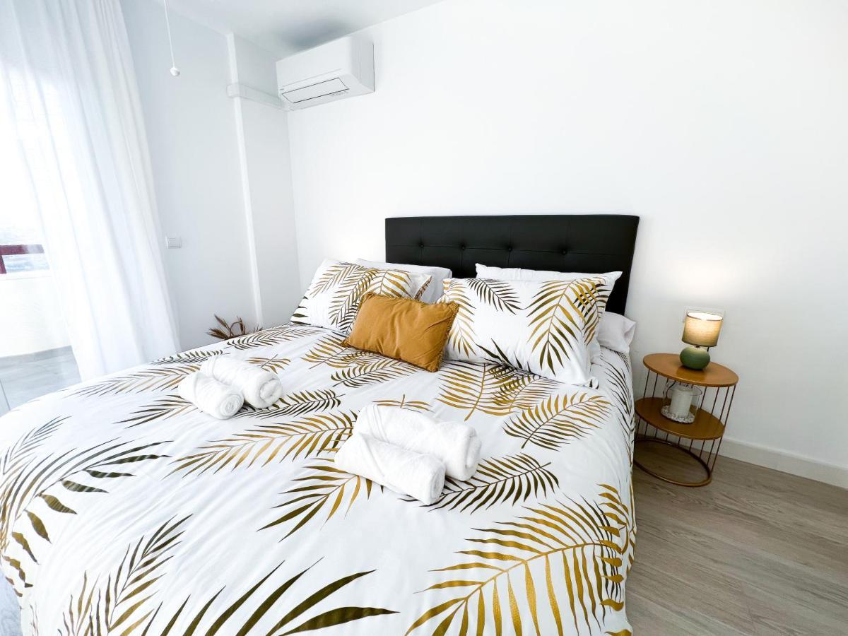 Apartamento A 900 M De La Playa Y Con Vistas Al Mar En Фуeнхирола Екстериор снимка