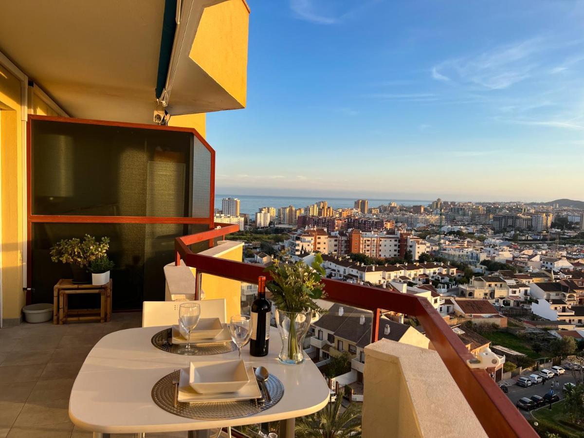 Apartamento A 900 M De La Playa Y Con Vistas Al Mar En Фуeнхирола Екстериор снимка